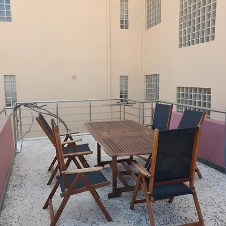 Διαμέρισμα Bright Floor Apartment!