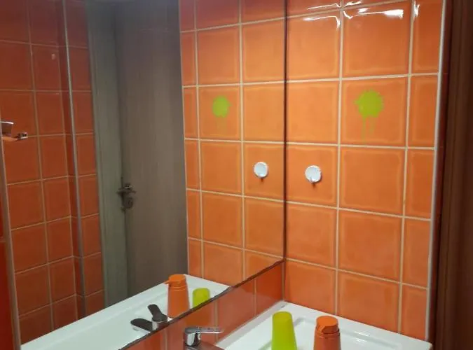 Bright Floor Apartment! Lägenhet